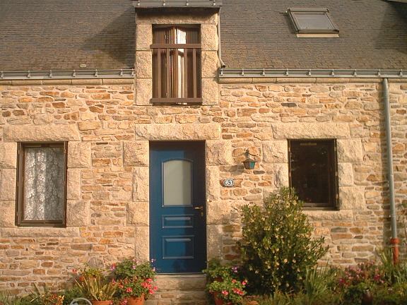 Porte d'entrée bleue avec ouverture petite fenêtre