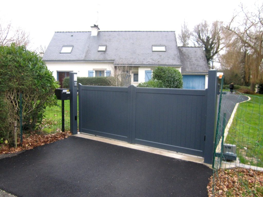 Portail aluminium coulissant motorisé digicode interphone