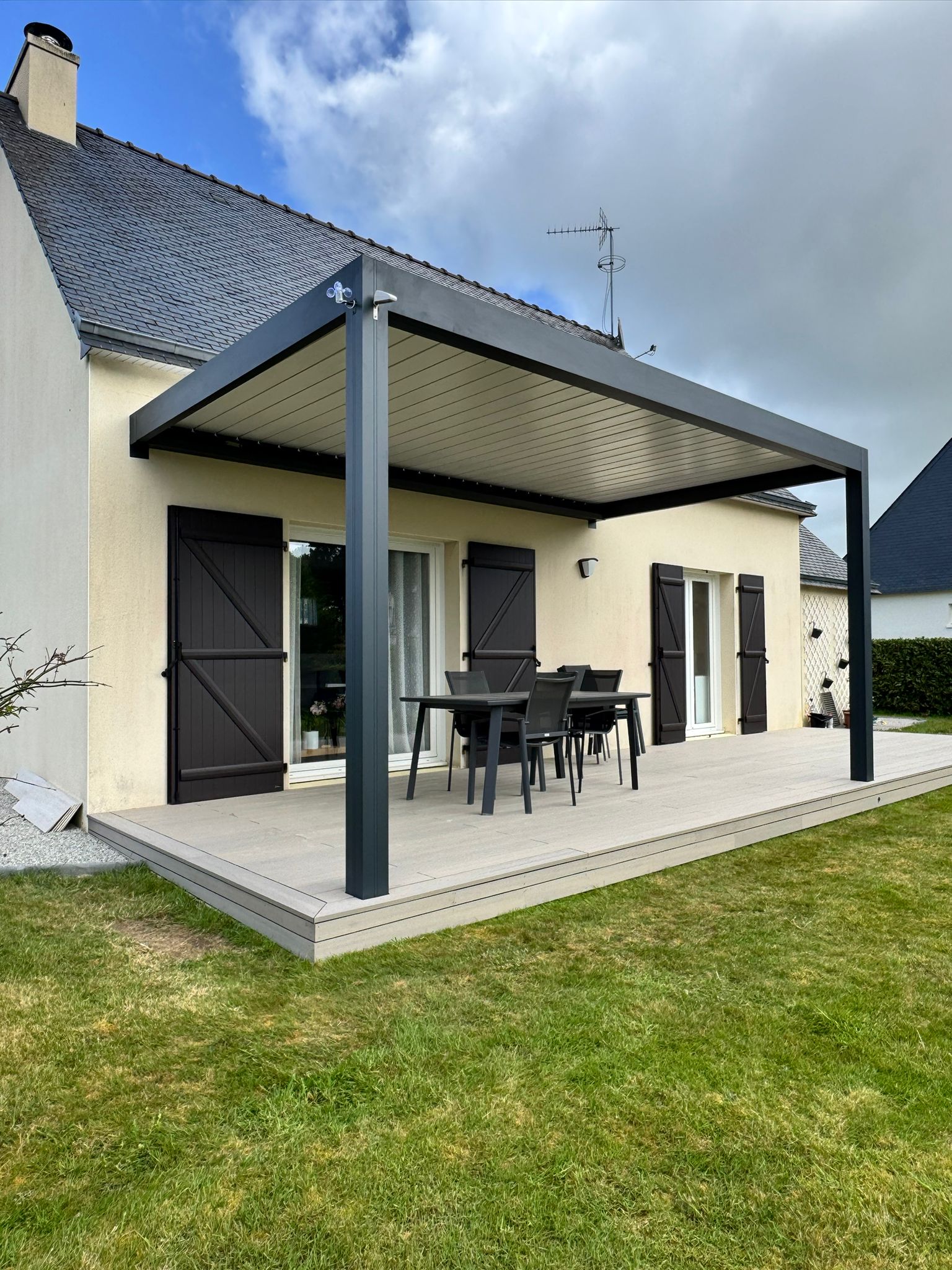 Lire la suite à propos de l’article Pergola bioclimatique arzon : conseils et installation