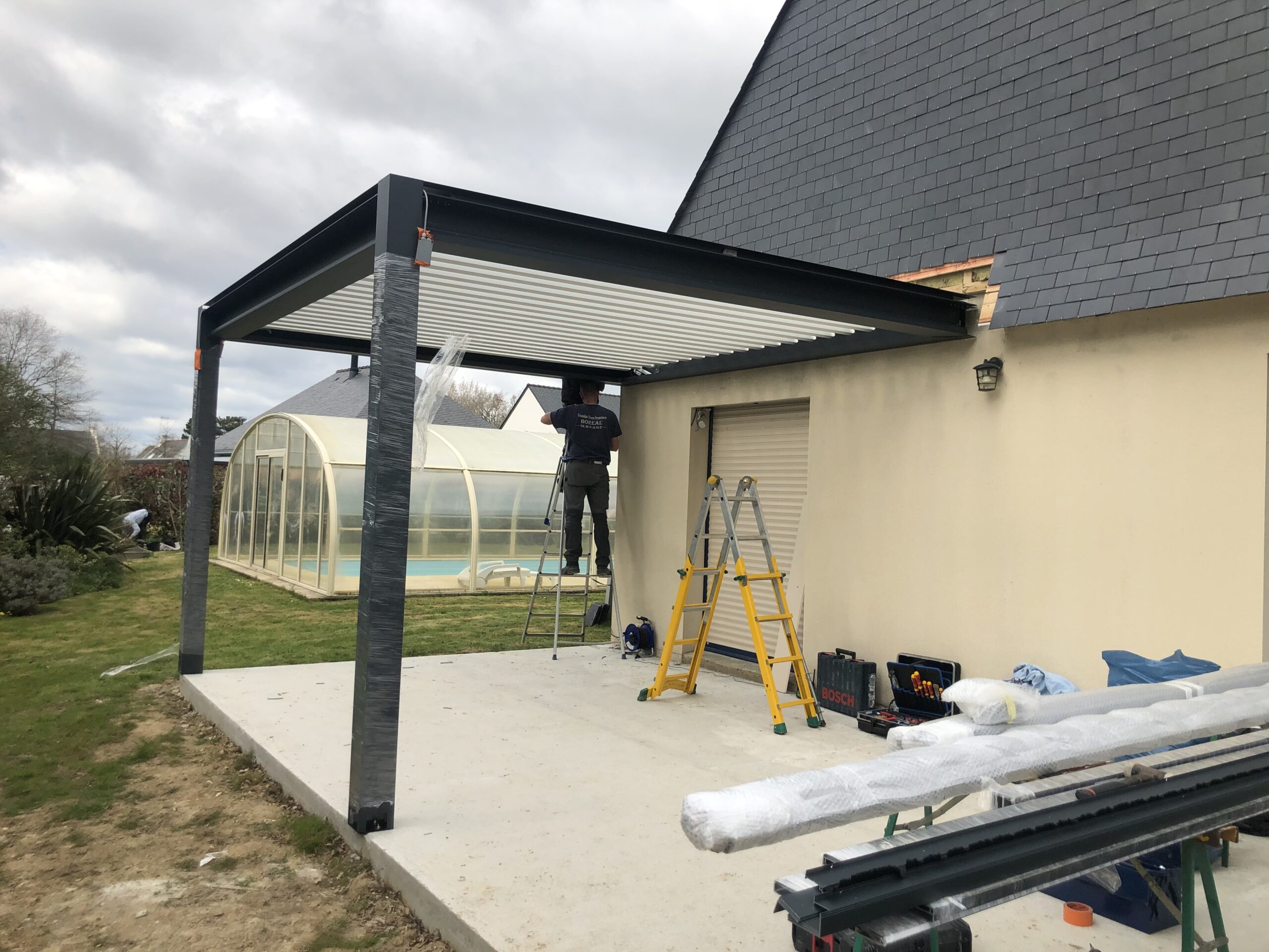 Lire la suite à propos de l’article Pergola adossée presqu&rsquo;ile de rhuys : conseils et installation