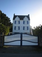 Portail en PVC blanc et noir